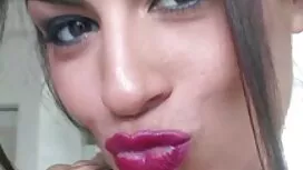 Alena ngồi vào clip  ...