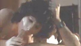 Cô gái tóc vàng với  ...